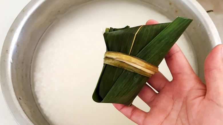 北方传统粽子,用剪刀剪去粽子上段多余的叶子,一个紧实漂亮的粽子就可以了
