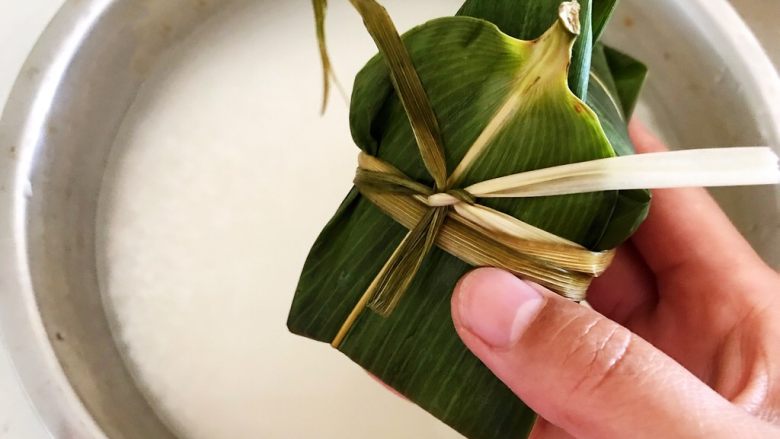 北方传统粽子,用一根马莲把粽子缠好,系一个活扣,一个粽子就包好了