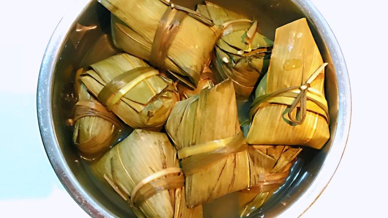 北方传统粽子,把粽子取出来,晾凉后即可食用