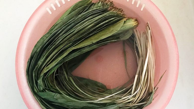北方传统粽子,把粽子叶和马莲放入温水中,浸泡软化2个小时