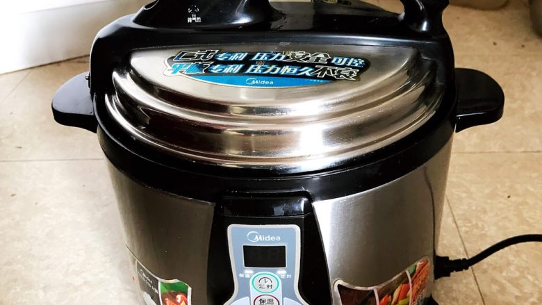 北方传统粽子,盖上盖子,用豆子蹄筋档煮40分钟,煮好后焖15分钟