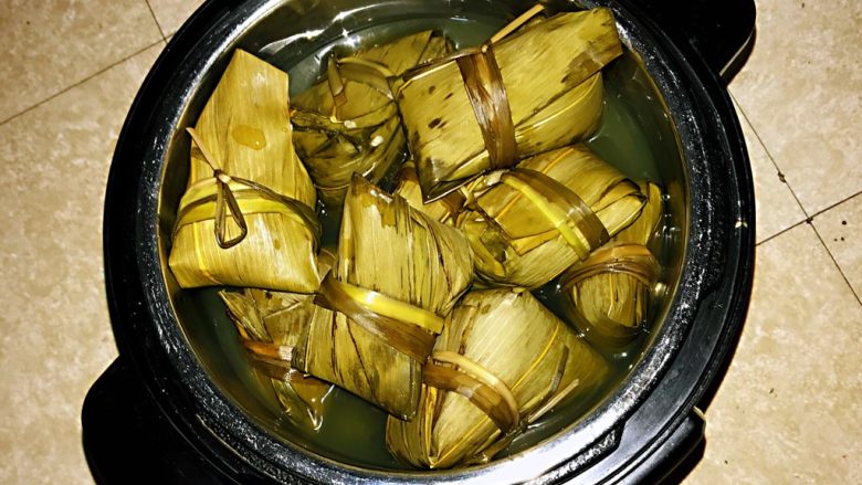 北方传统粽子,粽子煮好了,满屋都漂着粽子的清香味儿