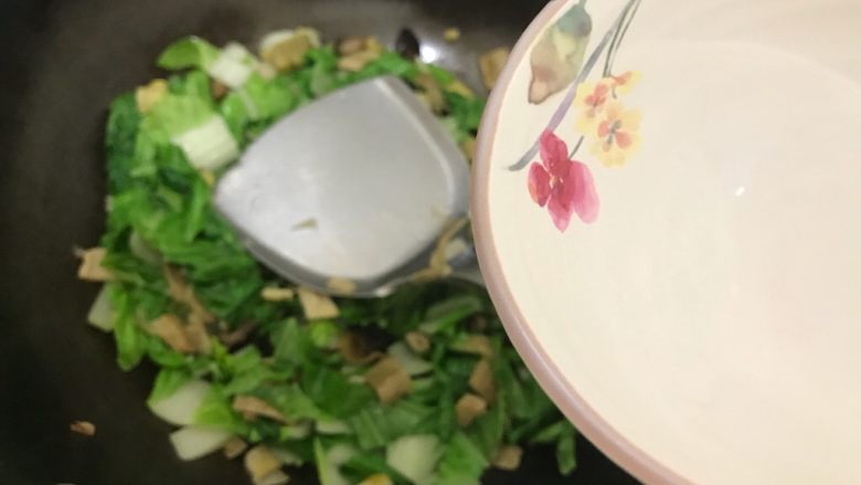 素三鲜(香菇笋干毛毛菜),加少许热开水,不要加多了,因为毛毛菜会出水