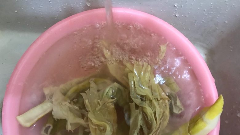 素三鲜(香菇笋干毛毛菜),清洗干净,因为笋干里面多多少少会有盐分