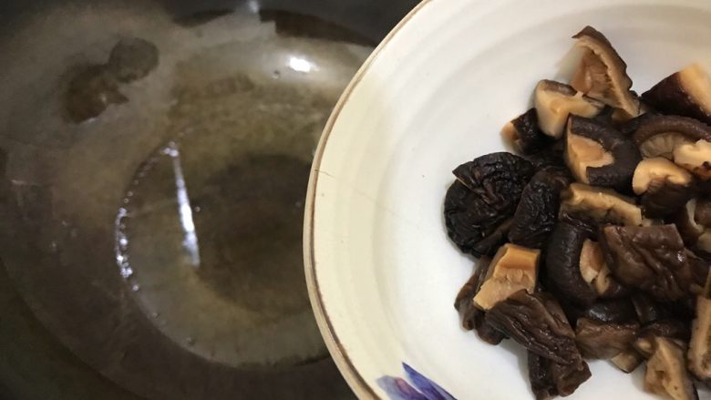 素三鲜(香菇笋干毛毛菜),待锅内油七分热时,下香菇