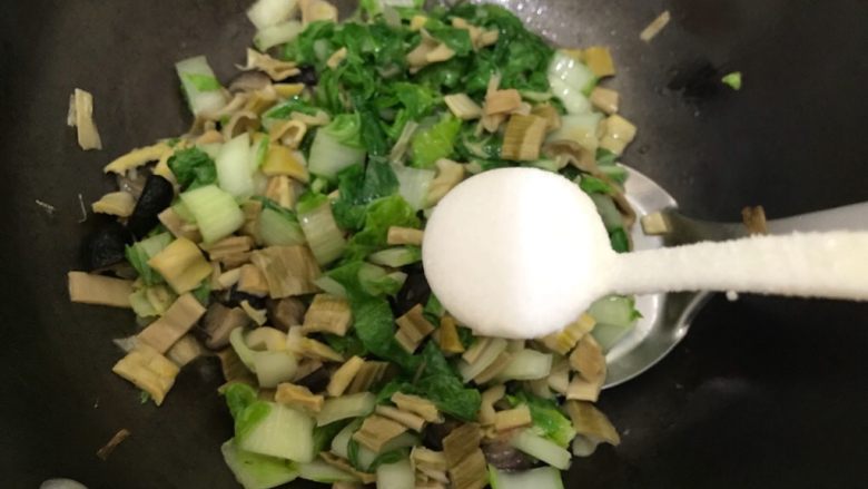 素三鲜(香菇笋干毛毛菜),加一小勺细盐