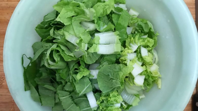 素三鲜(香菇笋干毛毛菜),控干水分,备用
