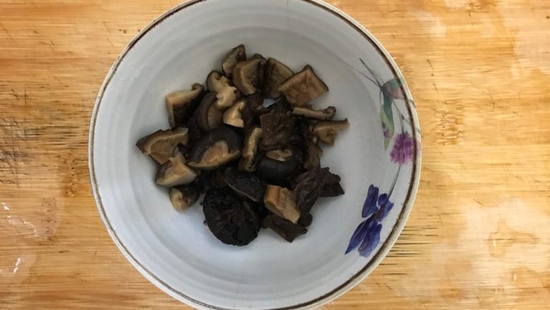 素三鲜(香菇笋干毛毛菜),全部切好,控干水分,备用