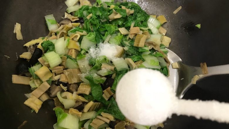 素三鲜(香菇笋干毛毛菜),加一小勺细砂糖,翻炒均匀,即可