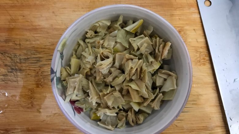 素三鲜(香菇笋干毛毛菜),全部切好,控干水分,备用
