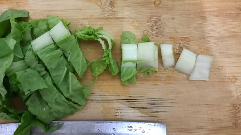素三鲜(香菇笋干毛毛菜),毛毛菜洗净,切碎