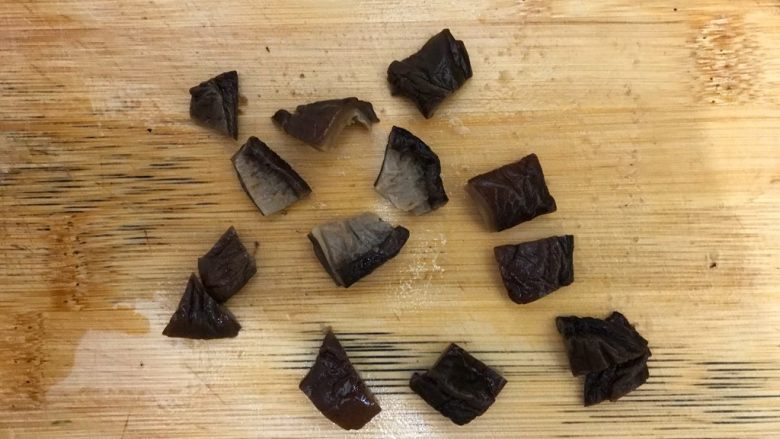 素三鲜(香菇笋干毛毛菜),就随意切,大小和之前的要一样
