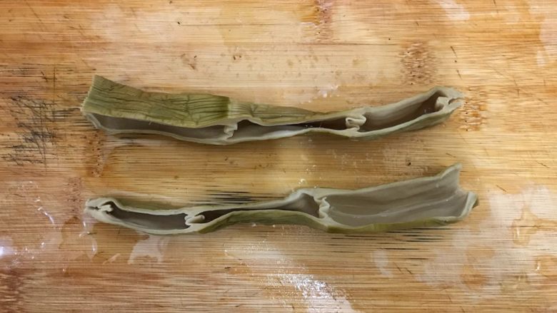 素三鲜(香菇笋干毛毛菜),浸泡好的笋干一分为二撕开