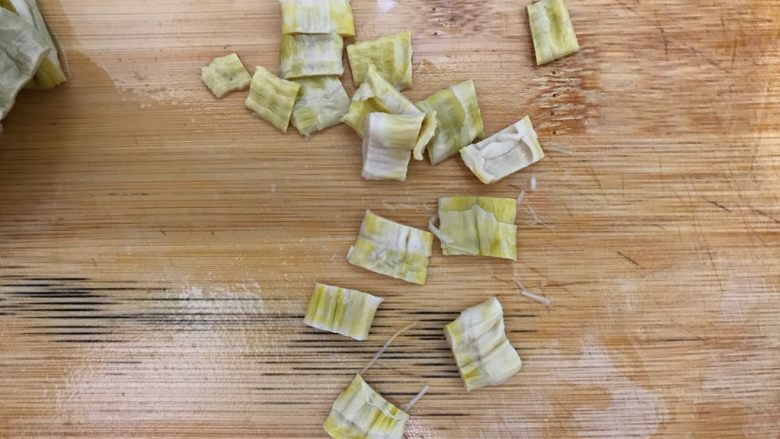 素三鲜(香菇笋干毛毛菜),再切成和香菇差不多大小的块