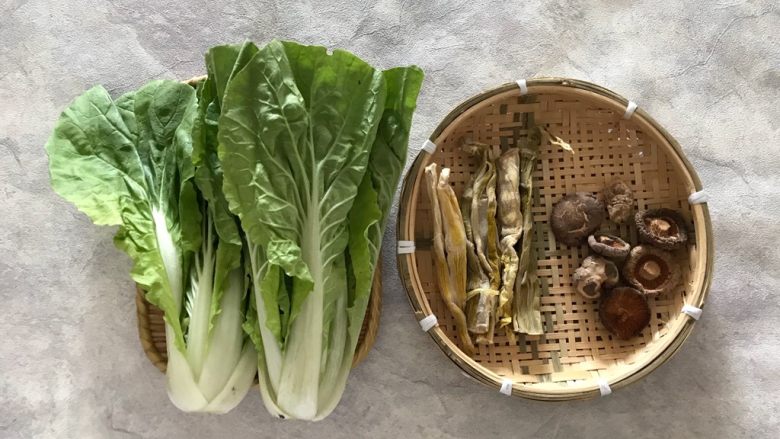 素三鲜(香菇笋干毛毛菜),首先我们准备好所有食材