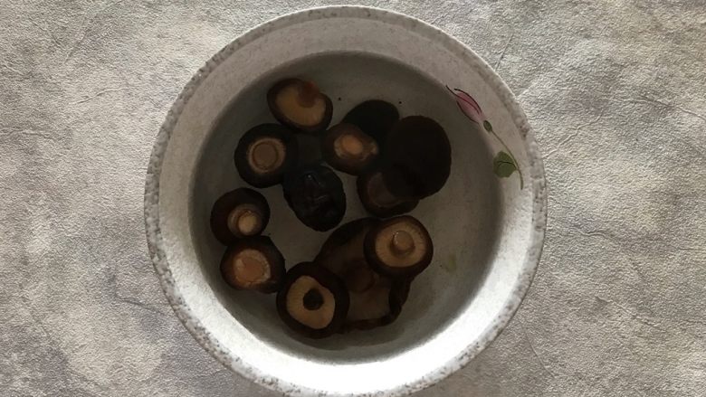 素三鲜(香菇笋干毛毛菜),香菇提前两小时温水泡发