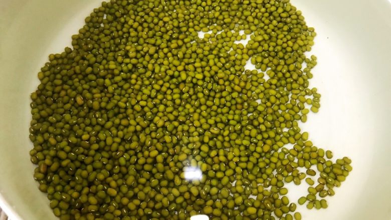 清热解毒海带薏仁绿豆糖水,一次性加入足量的水,大火煮开