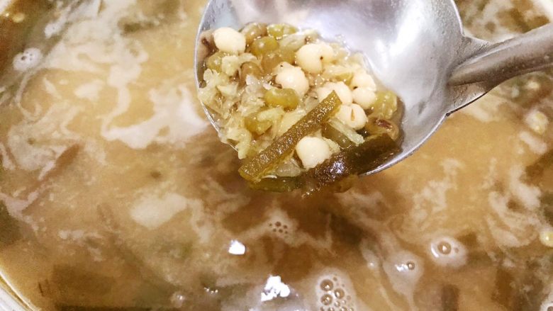清热解毒海带薏仁绿豆糖水,等糖融化绿豆起沙即可关火
等凉透后装保鲜盒里加入冰箱冷藏口味更佳