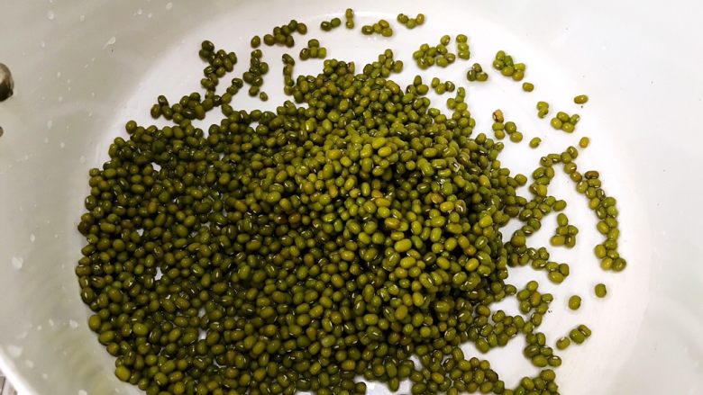清热解毒海带薏仁绿豆糖水,锅里加入绿豆(我用的24厘米炖锅)