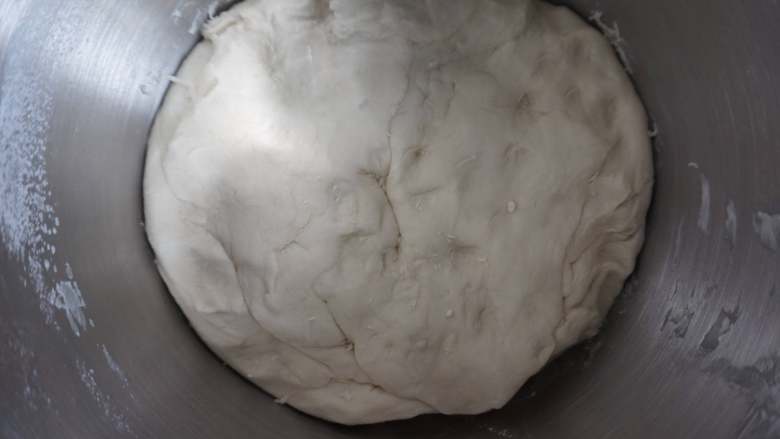 奇亚籽牛肉热狗,低速搅拌均匀后,用中高速打面至出面筋后,倒入盐,高速打2分钟即可