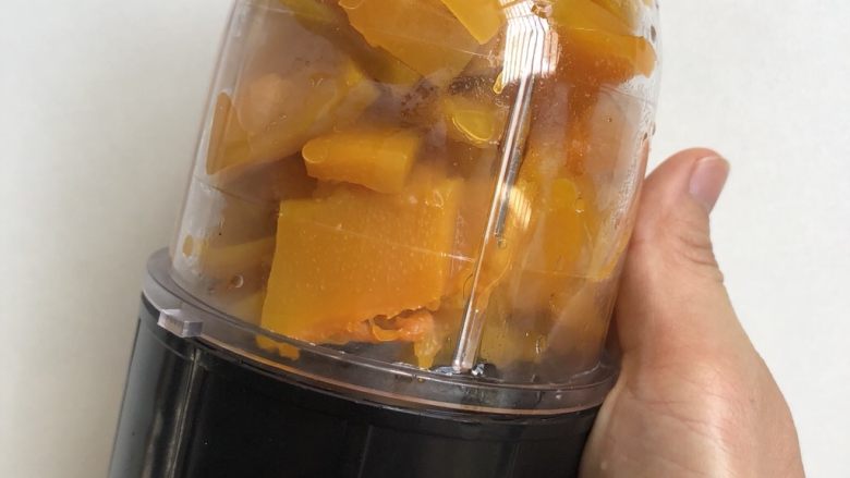 南瓜发糕,蒸熟的南瓜放入料理机