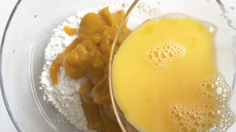 南瓜发糕,取200G南瓜泥加入面粉、<a style='color:red;display:inline-block;' href='/shicai/ 869'>白砂糖</a>、打散的<a style='color:red;display:inline-block;' href='/shicai/ 9'>鸡蛋</a>液