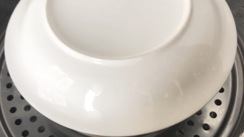 南瓜发糕,盖上盖子，开火蒸40分钟，焖锅5分钟