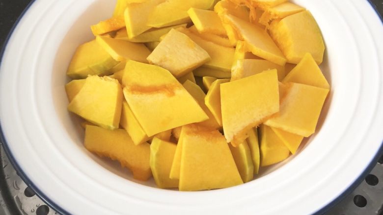 南瓜发糕,切薄片南瓜放入蒸锅蒸熟