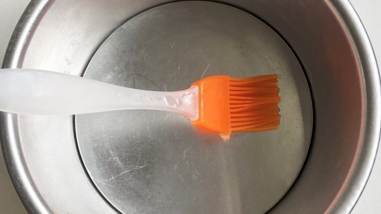 南瓜发糕,六寸戚风模具底跟周边刷一层薄油