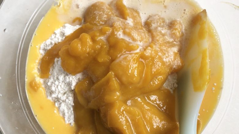 南瓜发糕,所有材料全部加入，用刮刀翻拌