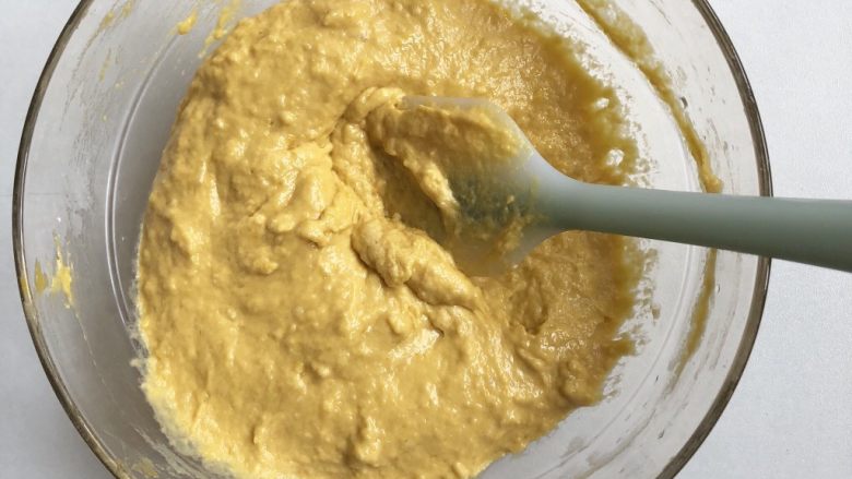 南瓜发糕,拌至无干粉，混合均匀。切记不要加水，面糊是比较粘稠的，一定不要用手揉成团