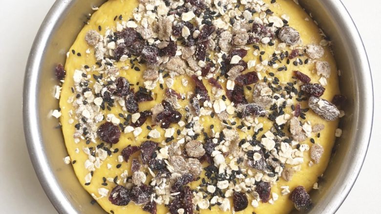 南瓜发糕,撒上装饰，可以加入葡萄干、黑芝麻、蔓越莓，麦片，红枣等等