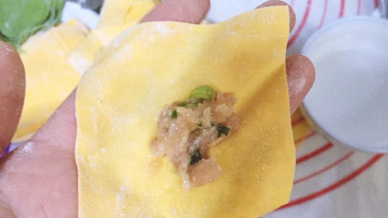 蔬菜馄饨,将面皮放入手掌中间,放入少量肉馅
