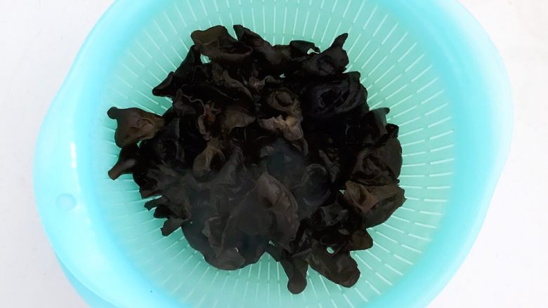 捞汁北极贝,把焯好的木耳捞出来,沥干水份