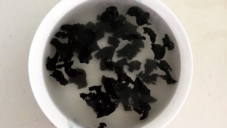 捞汁北极贝,加入温水,浸泡2个小时