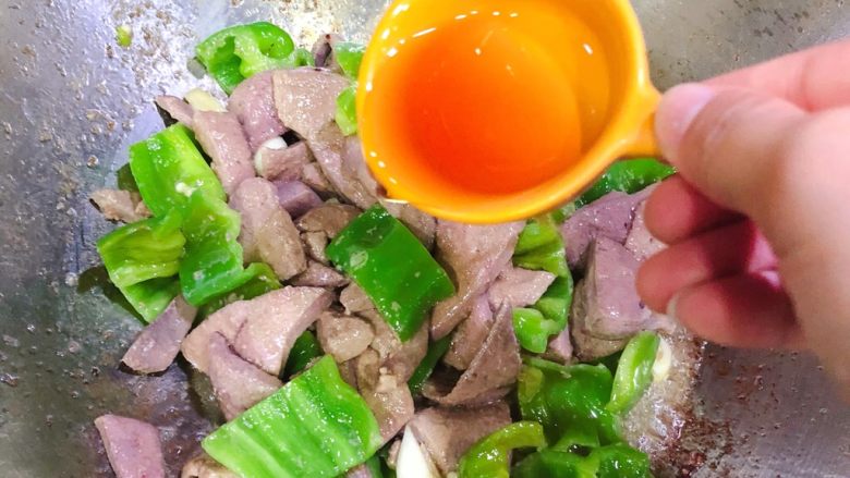 酱爆猪肝,然后倒入猪肝,放料酒