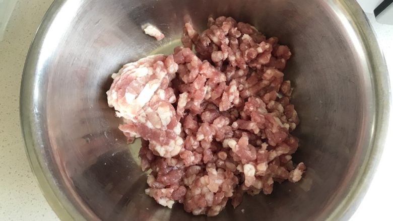 鲜虾鲜肉韭菜饺子,肉馅可以直接买现成的,也可以自己剁肉馅,自己剁的肉馅比较香。