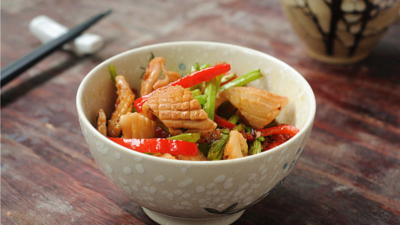 芹菜<span style="color:red">炒鱿鱼</span><span style="color:red">卷</span>