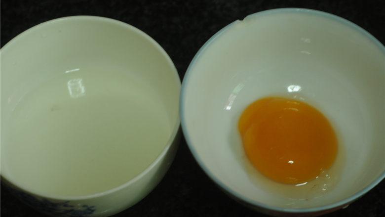 鸡米花,<a style='color:red;display:inline-block;' href='/shicai/ 9'>鸡蛋</a>打开,留取蛋黄打散