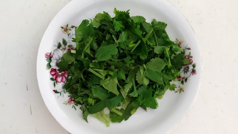 开胃小菜 老醋花生,把香菜切成1㎝长的小段