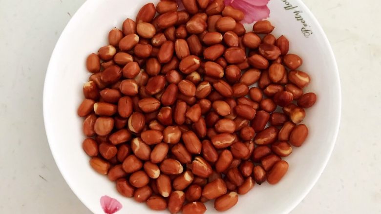 开胃小菜 老醋花生,把炒好的花生米盛出来