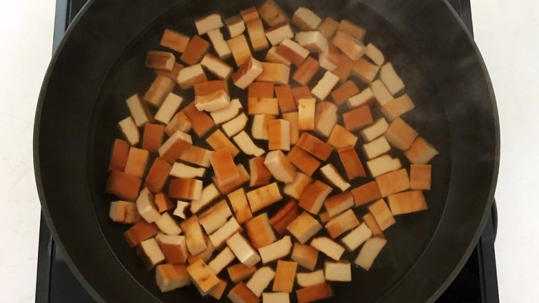 开胃小菜 老醋花生,锅里加入冷水,放入豆干焯水,水开后煮3分钟