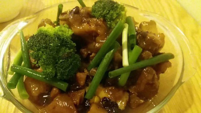 山黄皮焖猪手,依次放入姜片、料酒、盐、酱油、蚝油、山黄皮(用手轻捏破山黄皮)清水盖过猪手,大火烧开,转小火盖上盖子煮45分钟即可。