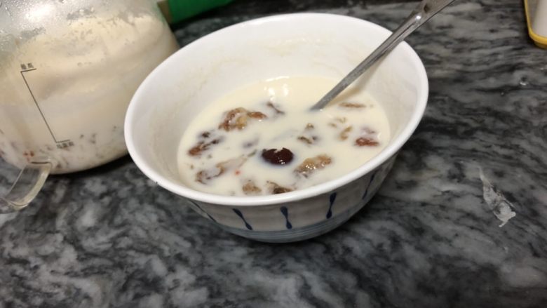 红枣杞子桃胶燕角糖水