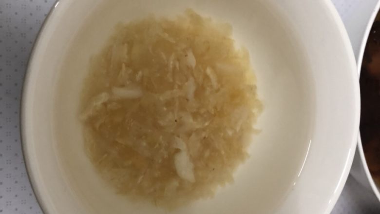 红枣杞子桃胶燕角糖水,提前泡好燕角大概泡了两天每隔八小时左右换一次水