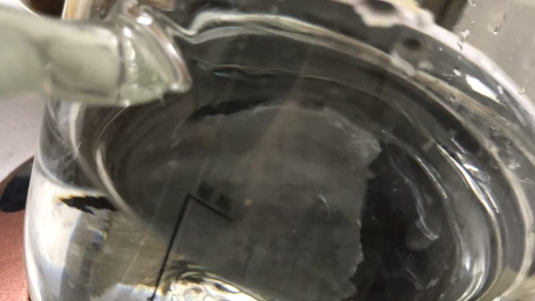 红枣杞子桃胶燕角糖水,准备适量的水