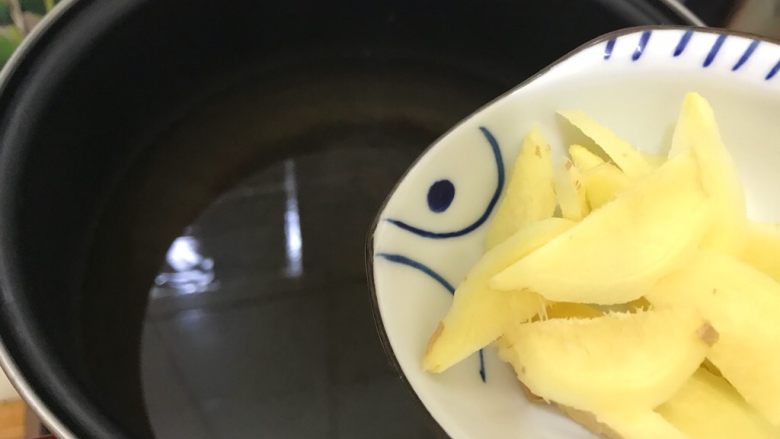 夏日靓汤(西红柿排骨汤),下一半姜片