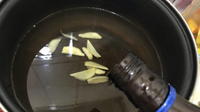 夏日靓汤(西红柿排骨汤),加适量料酒