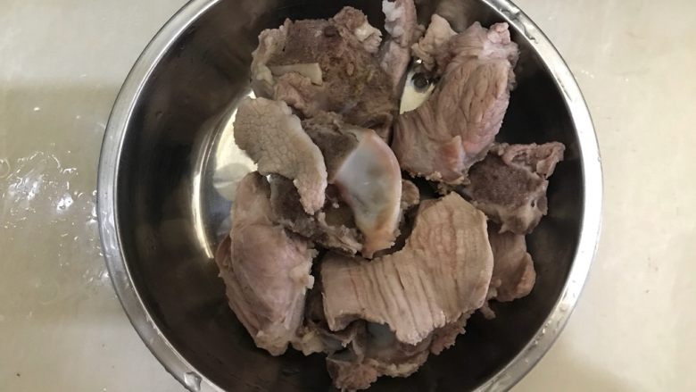夏日靓汤(西红柿排骨汤),捞出过好水的排骨,温水稍微冲洗一下