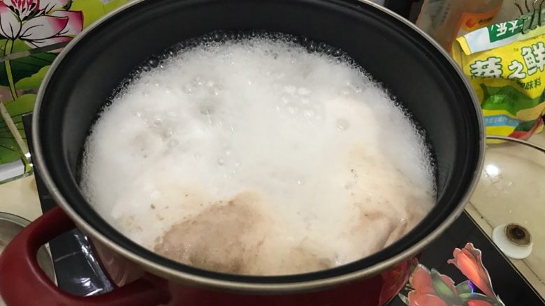 夏日靓汤(西红柿排骨汤),大火煮2.3分钟